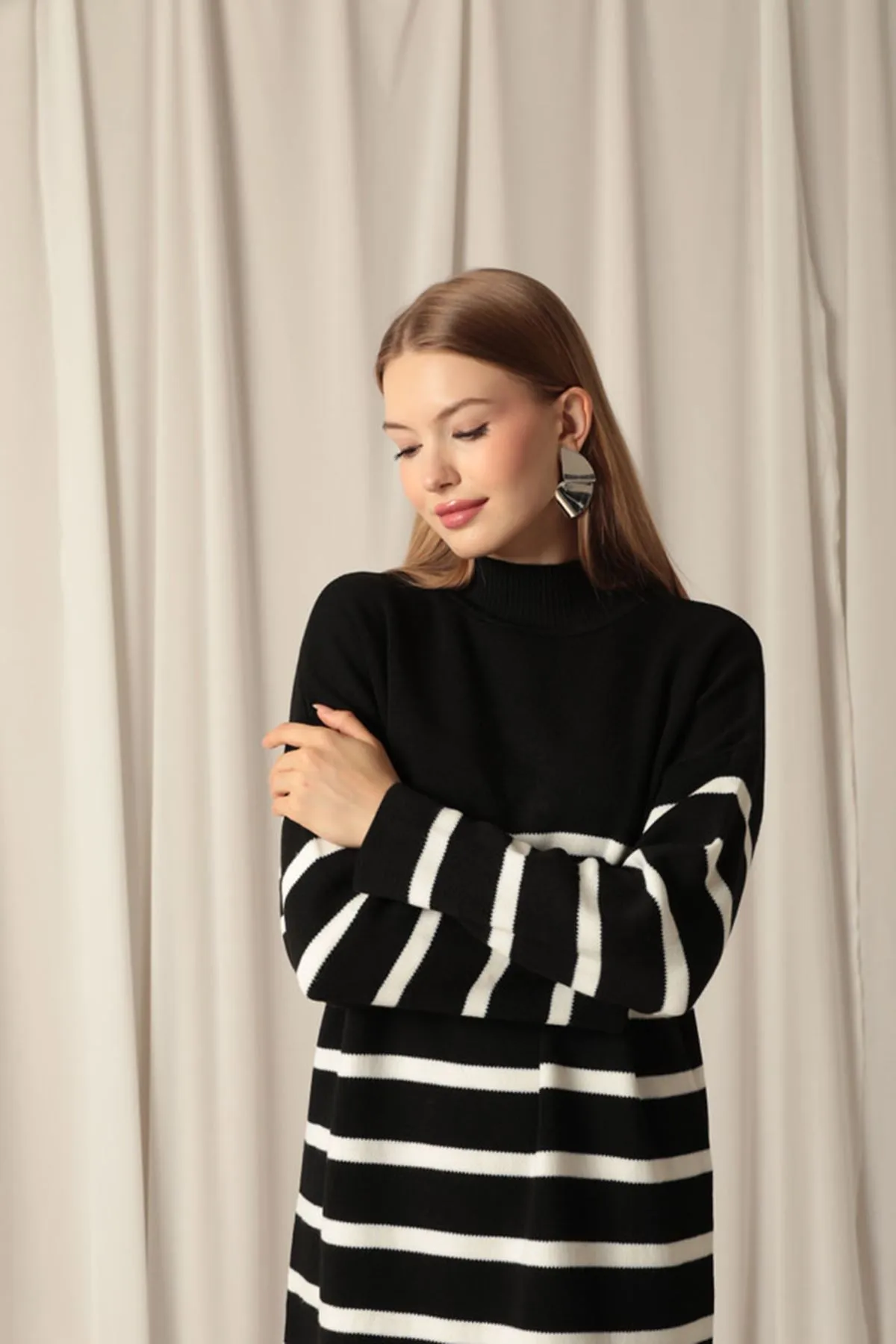 KKT Knit Fabric Turtleneck Striped Black Dress - Chilón