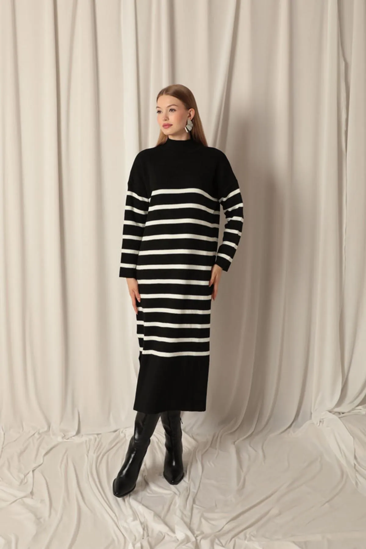 KKT Knit Fabric Turtleneck Striped Black Dress - Chilón
