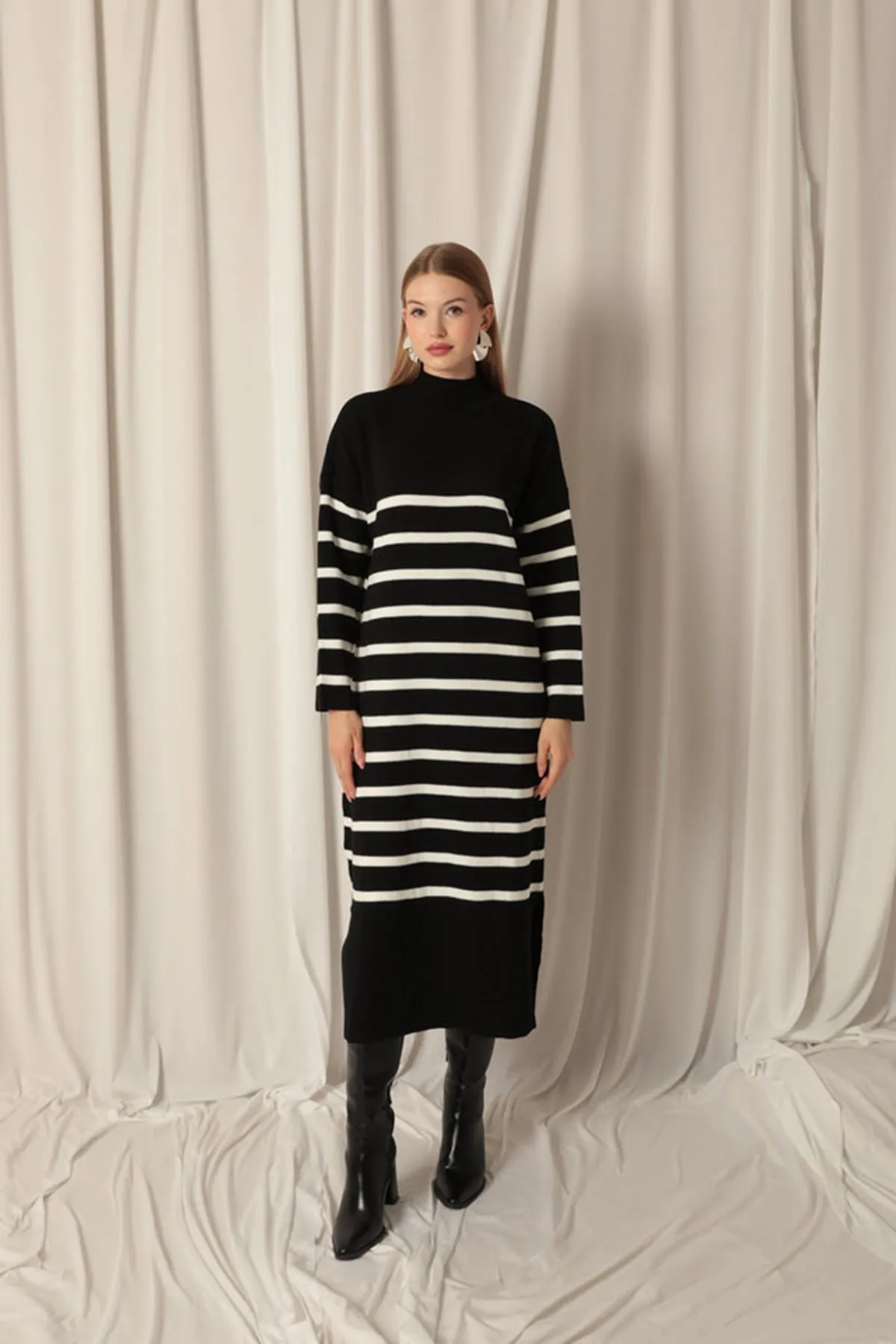 KKT Knit Fabric Turtleneck Striped Black Dress - Chilón