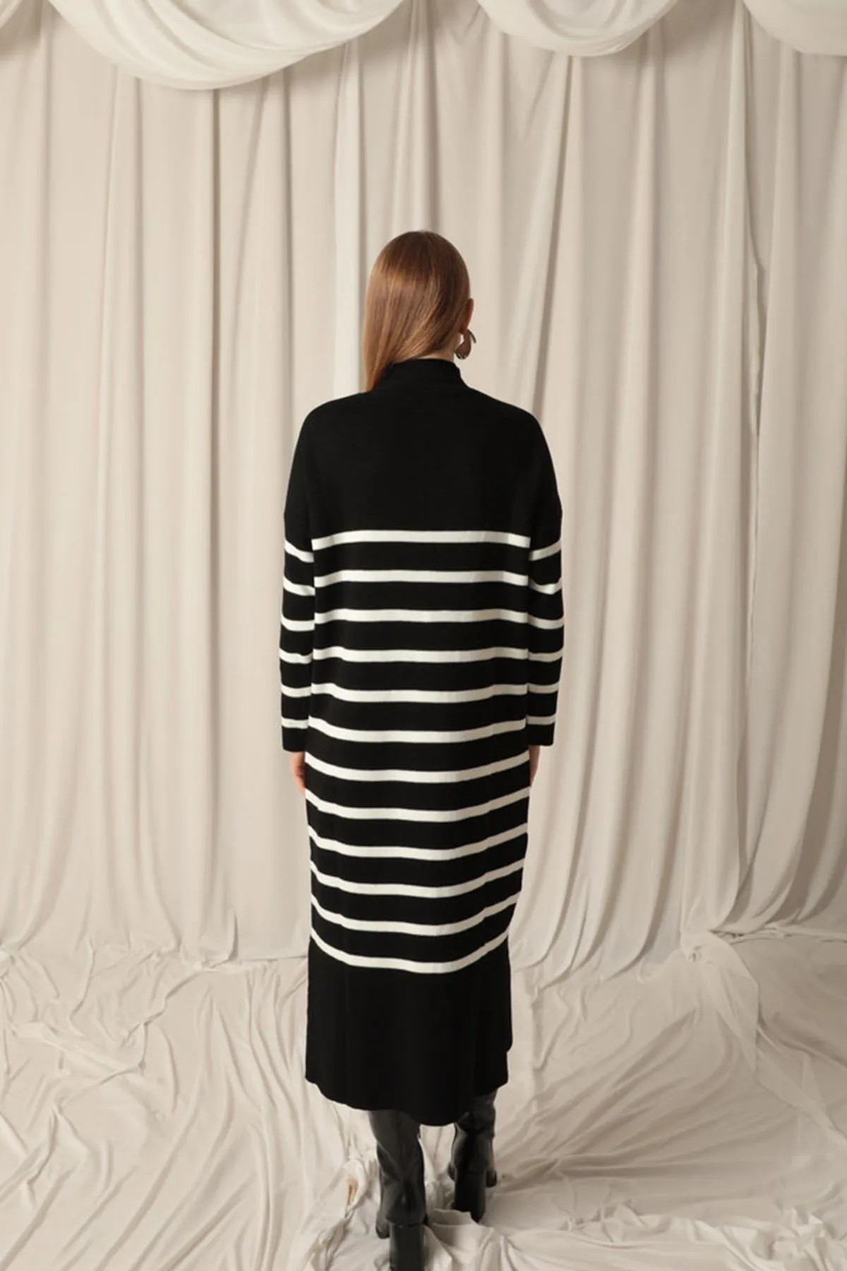 KKT Knit Fabric Turtleneck Striped Black Dress - Chilón